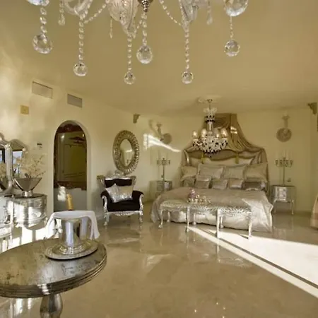 19567 - Unique Luxurious And Palacial Villa